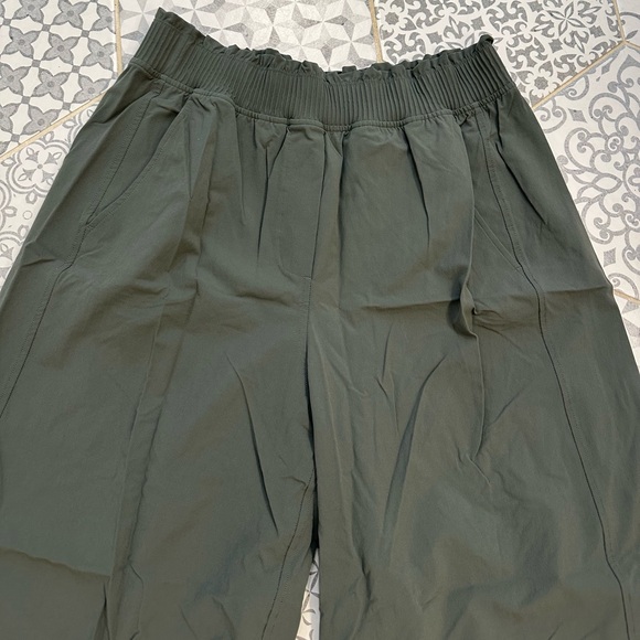 Lululemon Stretch Woven Ruffle Waist Wide Leg Cropped Pants M - Picture 2 of 5